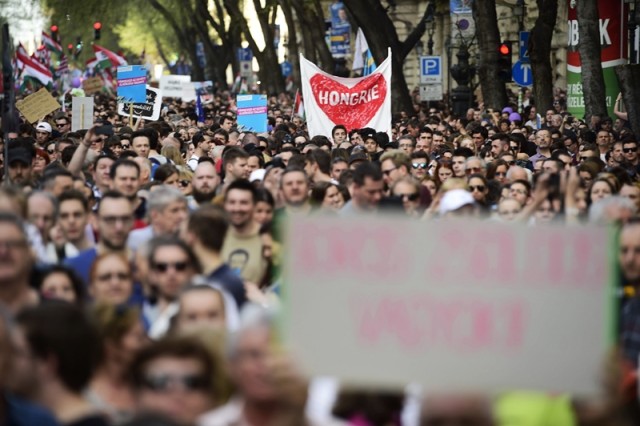 A Facebookon meghirdetett, ellenzéki pártok részvételével tartott demonstráció Budapesten, az Operaháznál az Andrássy úton 2018. április 14-én. A résztvevők az Operaháztól vonulnak a Kossuth térre. MTI Fotó: Balogh Zoltán